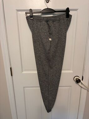 Vuori boyfriend joggers, heather grey, size L